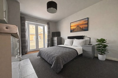 Large Double Room with Ensuite - Town Centre Main Photo