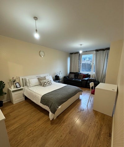 Amazing Suite Style Room! 5 Minute Walk from Lb!  Main Photo