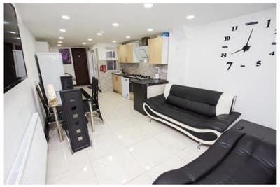 Clean and Quiet Ensuite Rooms in 6 Bed House Main Photo