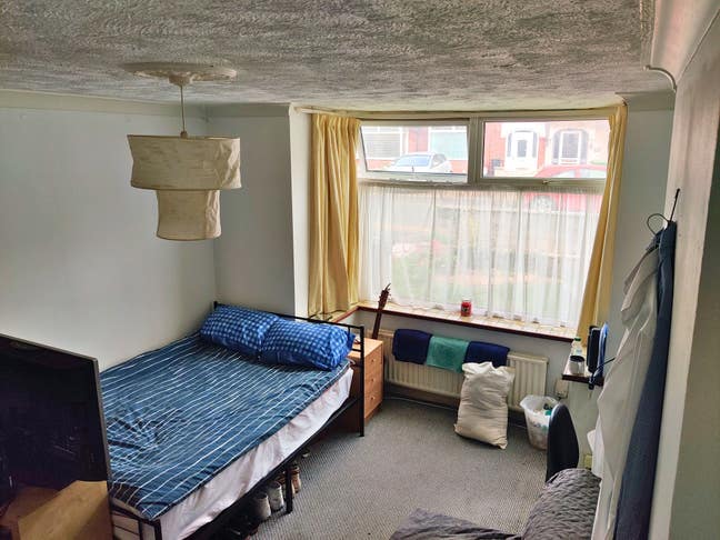 Spacious Double Room in Friendly House  Main Photo