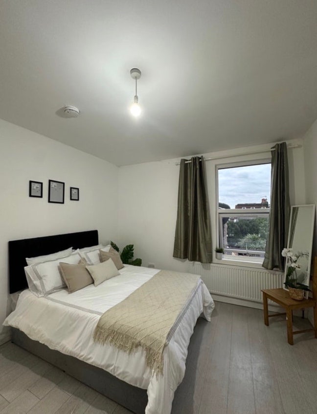 Huge Double Room! &pound;150 Deposit! 5 Mins from Stat! Main Photo