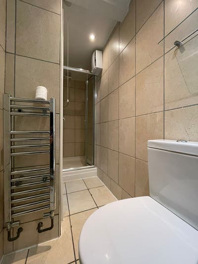 Good size double room close to Kings cross  Main Photo