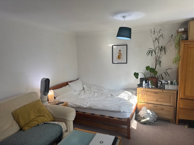 Spacious double room with south facing bay window  Main Photo