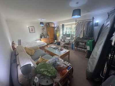 Spacious double room with south facing bay window  Main Photo