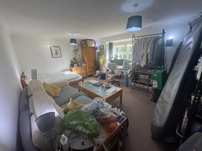 Spacious double room with south facing bay window  Main Photo