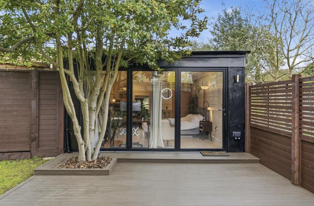 Luxurious en-suite outbuilding in Edwardian house  Main Photo