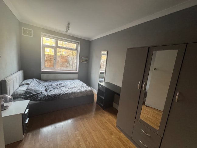 Clapham North Single & Double Room Available Main Photo