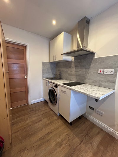 Studio flat available near Southall broadway  Main Photo