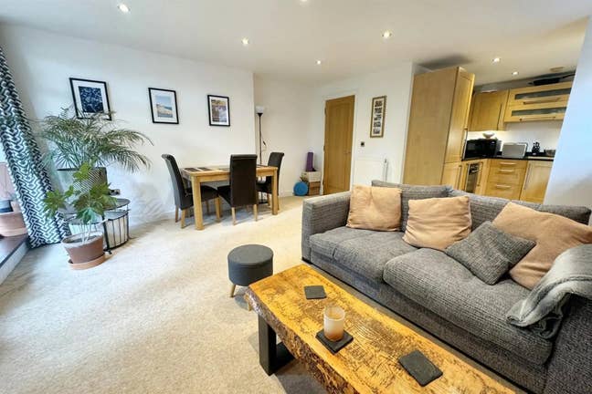 Two Bed Flat - Own Bathroom - Near Hospital/Uni Main Photo