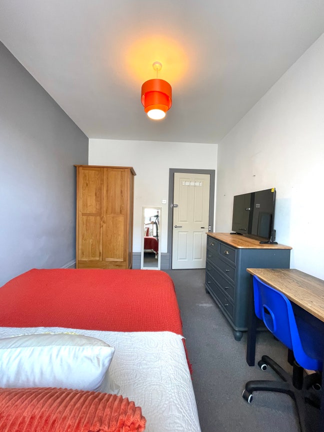 Sunny Double Room Available – All Bills Included Main Photo