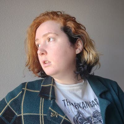 I am a professional female aged 25. I am look... Main Photo