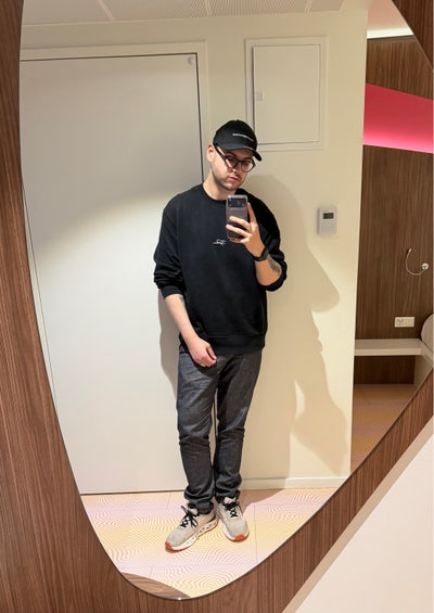 Chilled professional 👌🏼  Heyy! Looking ... Main Photo