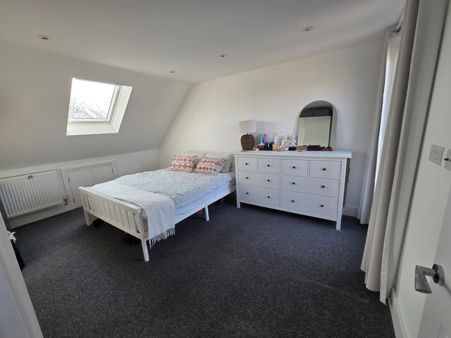 Very large double room with ensuite in E17 Main Photo