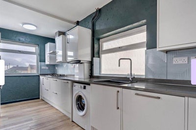 En suite room available for single occupancy  Main Photo