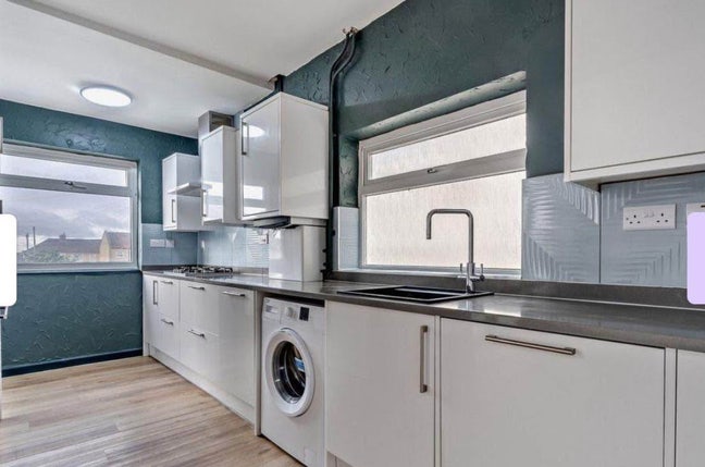 En suite room available for single occupancy  Main Photo