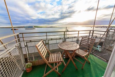 Large Double with parking, by Erith station Main Photo