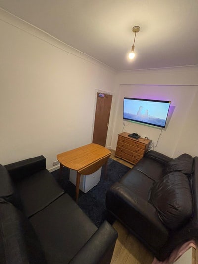 2 double room and 1 single room available  Main Photo