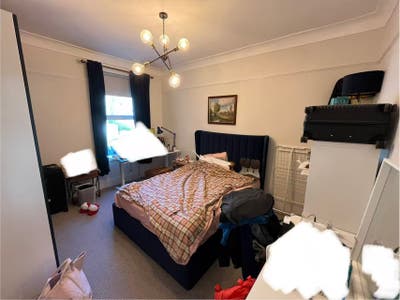 Spacious room in a shared house available Main Photo