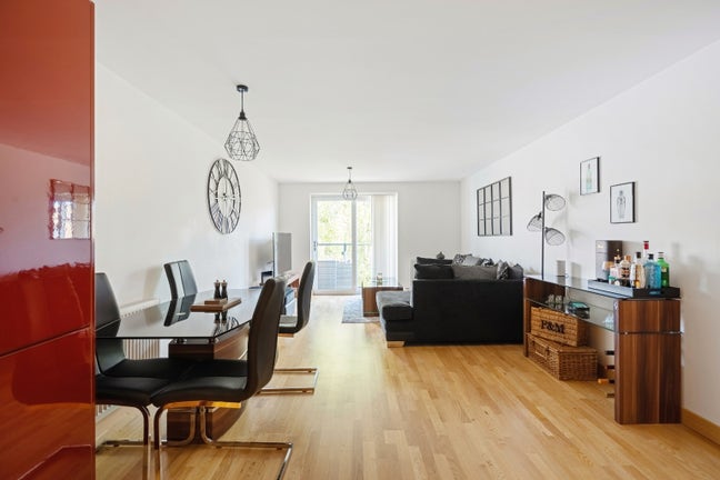 Lovely Double Room in Well-Kept 2 Bed, 2 Bath Flat Main Photo