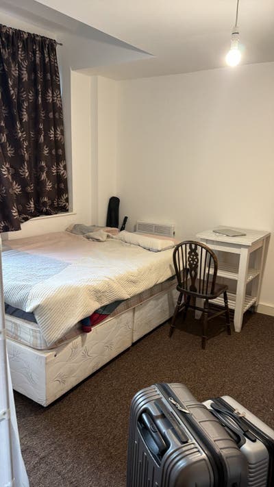 Ensuite wth shred kitchen. Main Photo