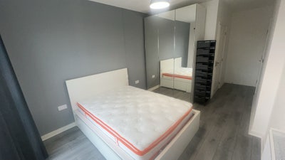 Double Room with Ensuite, Parking & London links Main Photo