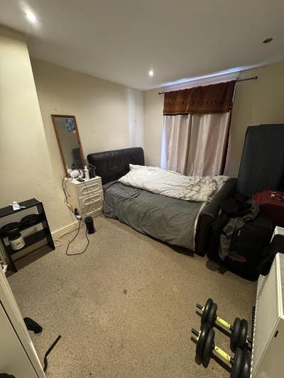 Behind boots in fighergate Main Photo