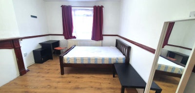 Two large double rooms in clean flat, White City  Main Photo