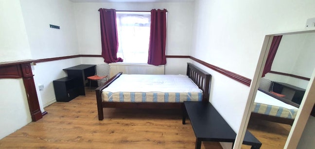 Two large double rooms in clean flat, White City  Main Photo