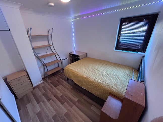 Single  room (House Cleaned Weekly) Main Photo