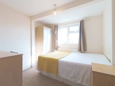 Bright double room  Near Shepherds Bush. All bill Main Photo