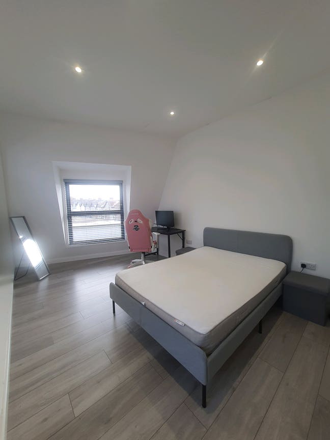 Double bed ensuite next to Wallington station  Main Photo