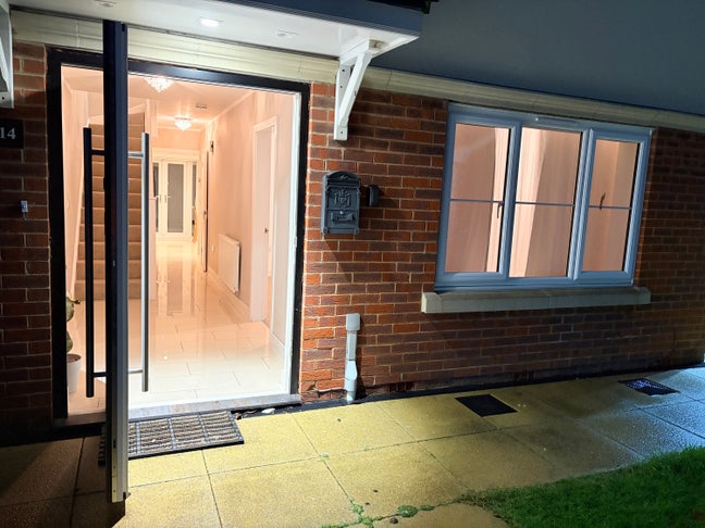 Furnished Room with Air Condition Main Photo