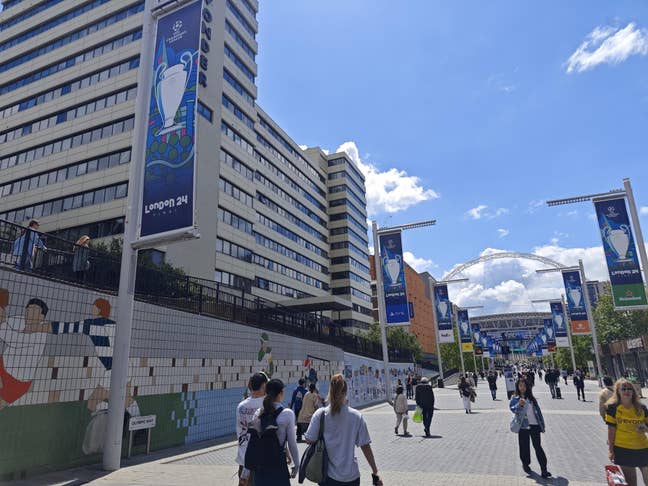 Luxury Building! Gym - Cinema & More!  Main Photo