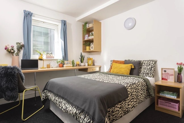 Brook Hall premium en suite room Main Photo