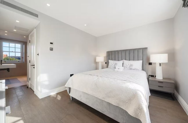 Modern double bedroom Main Photo