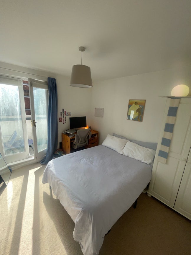 Sunny double bed w/ balcony - 10 min to CJ! Main Photo