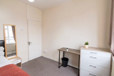 4 Doubles Refurbished Flat White City Main Photo