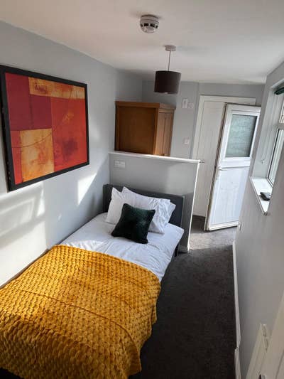 2 ensuite rooms in friendly professional household Main Photo