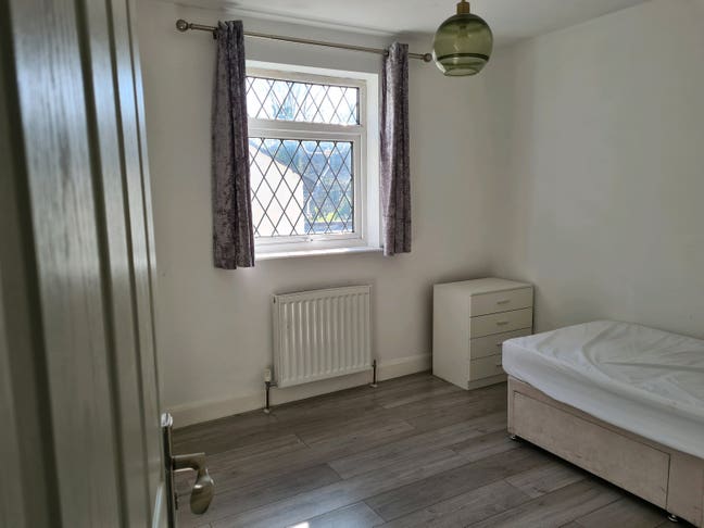 1X Single Room to Let - Epsom Main Photo