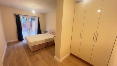 Good sized double bedroom Main Photo
