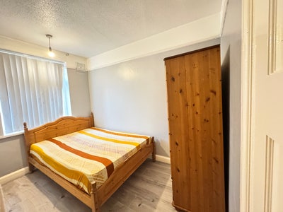 A double room available for girl Main Photo