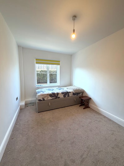 Modern Double Room in Recently Refurbished Home  Main Photo