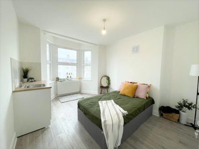 Rare Find! Room + Private office and bathroom Main Photo