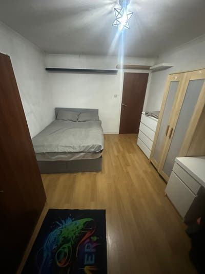 Double room available- bills included and Parking! Main Photo