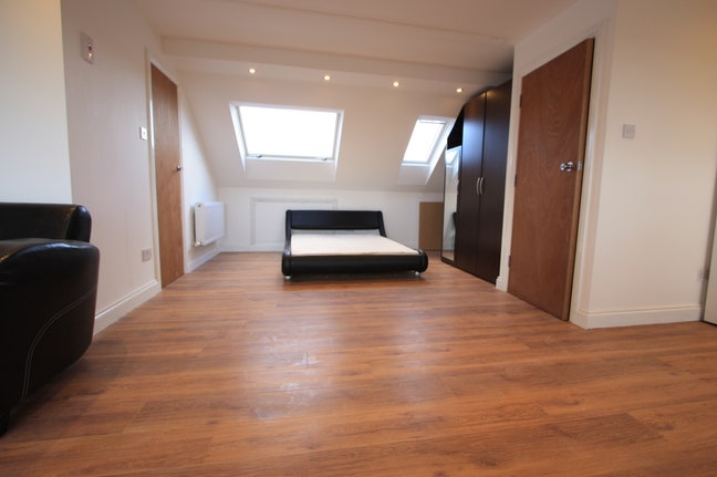 En-suite Master room for professional Singles Main Photo