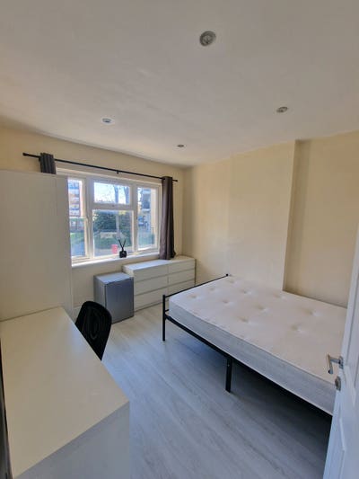 Modern Double Room, London Zone 2 - Bills Included Main Photo