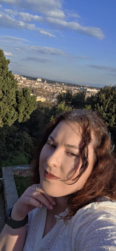 I am a professional female who is moving to t... Main Photo