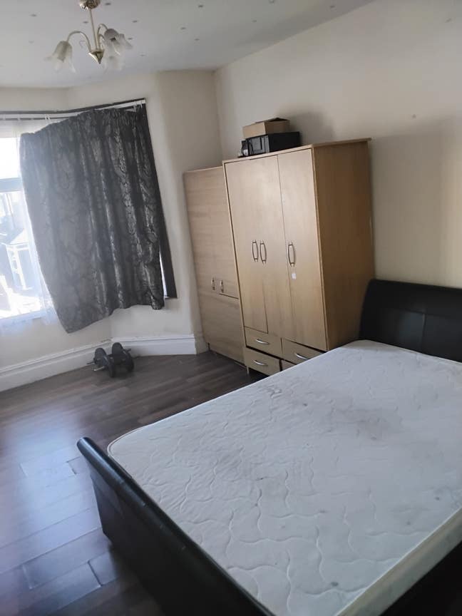 Double Rooms - 5 min seven king station ilford  Main Photo