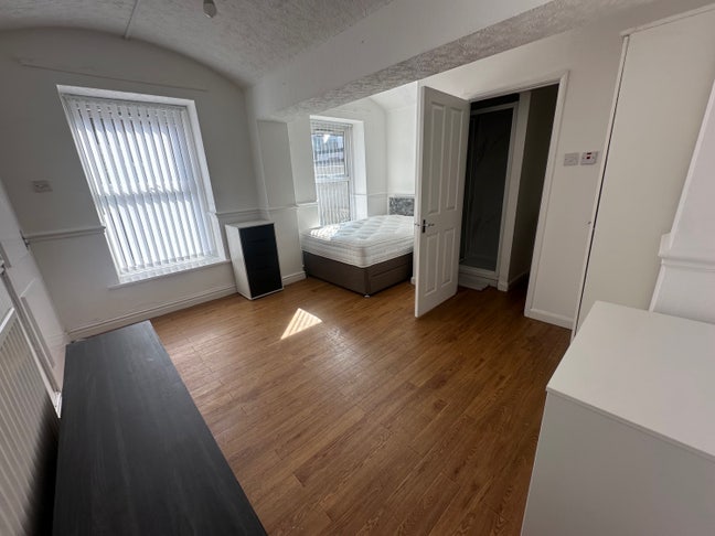 &pound;140 Ensuite room to let Wigan. WN5. Low move in Main Photo