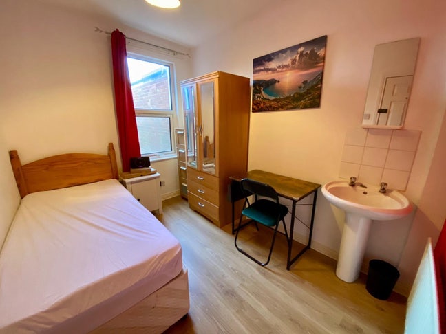 Modern Room Close to City Hospital  Main Photo